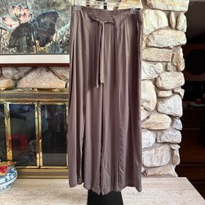NWT Torrid women’s plus pleat front crepe wide leg pants size 2
